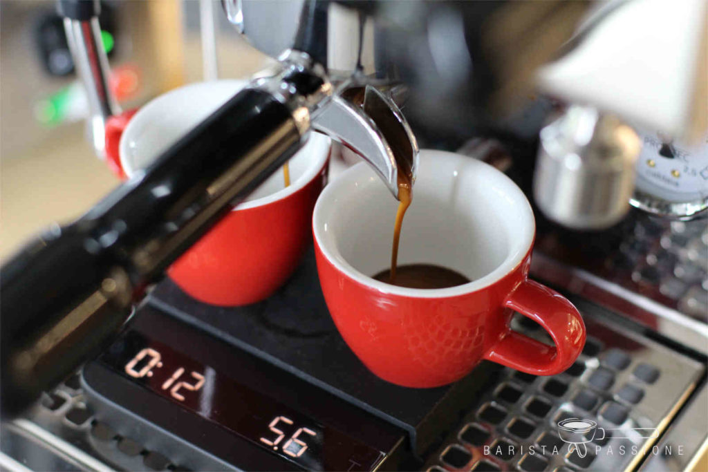 espresso machen mit barista waaga acaia lunar