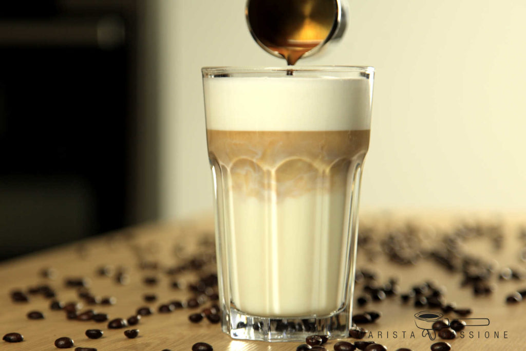 latte-macchiato-espresso-eingiessen