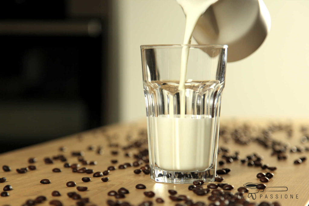 latte-macchiato-milchschaum-eingiessen