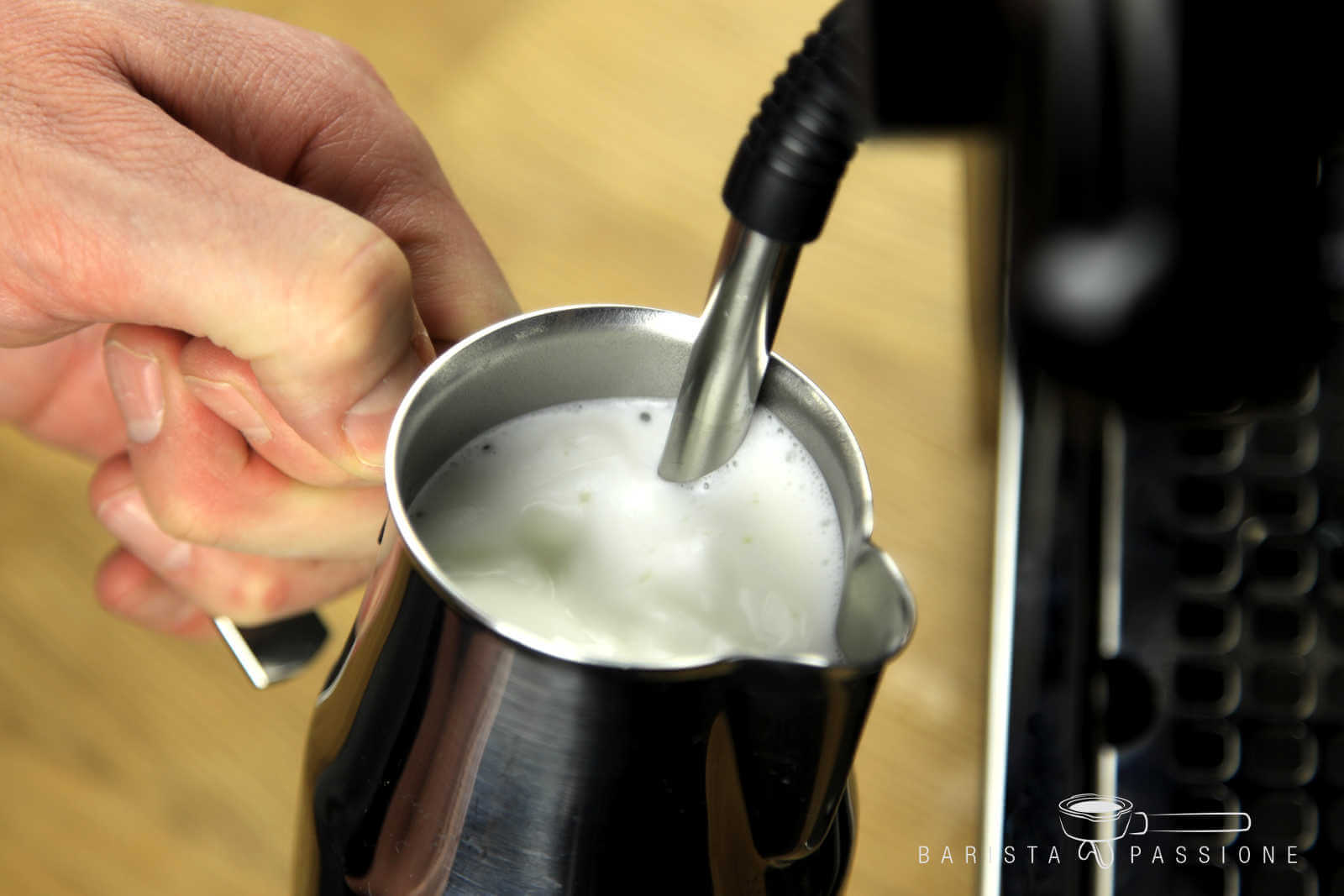 Milch aufschäumen | So gelingt der perfekte Milchschaum | Hilfreiche ...