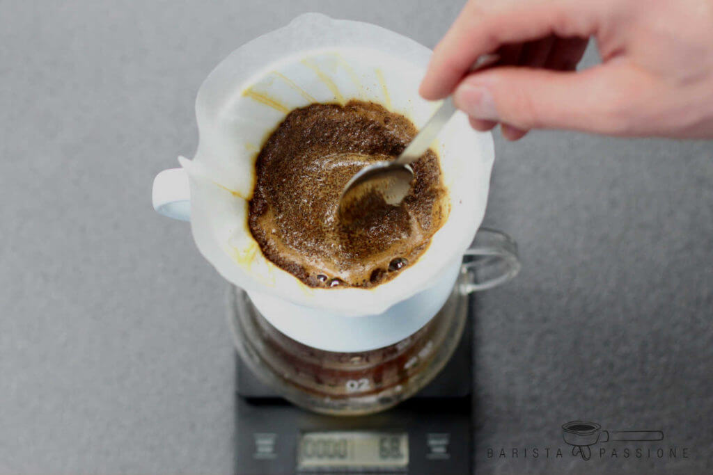 filterkaffee-feuchte-kaffeemehl-mit-löffel-umrühren